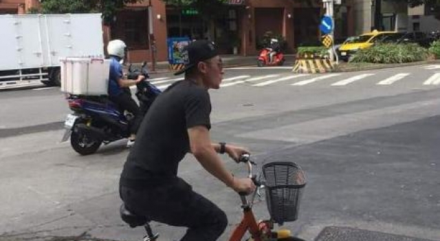 霍建华街头骑车好惬意，闲赋在家工作室注销，林心如负责赚钱养家