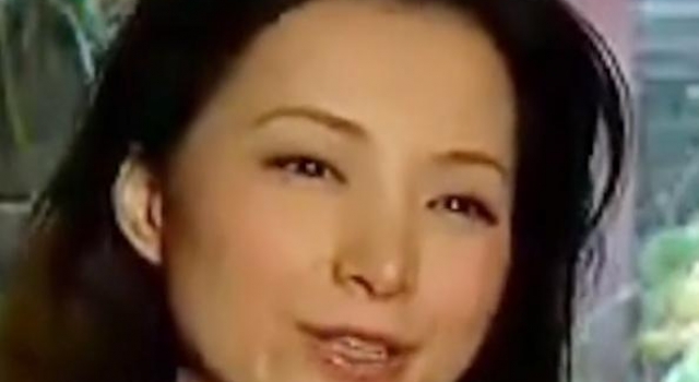 董卿早年节目视频曝光，罕见一袭长发，全程英语对答如流