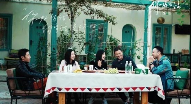 小尼回疆为父母办婚礼，李亚鹏献唱《因为爱情》