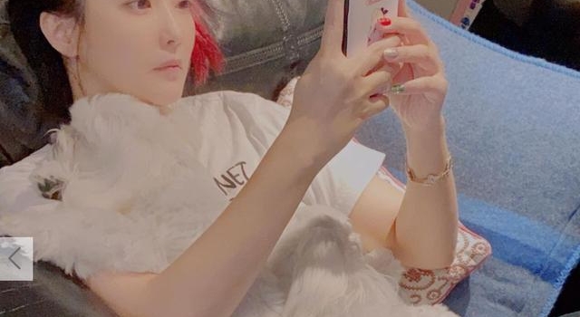 金喜善状态似冻龄少女，皮肤白皙美貌动人，曾因女儿太丑被疑整容