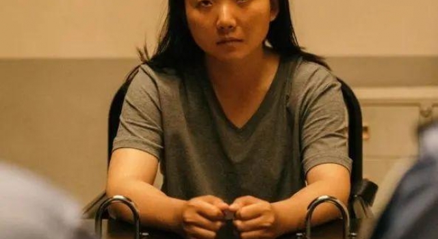 豆豆眼、大饼脸、粗短腿，这个120斤的姑娘，凭什么这么火？