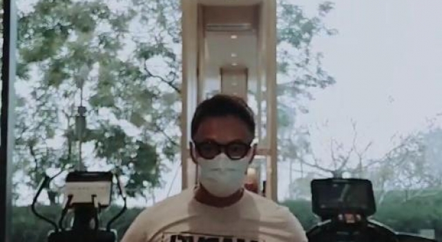 60岁最帅李世民罕露面，为耍宝裤子提到大腿根，破产两次熬白头