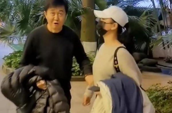 付笛生夫妇生活太滋润，穿羽绒服在海滩度假，任静一点不像52岁