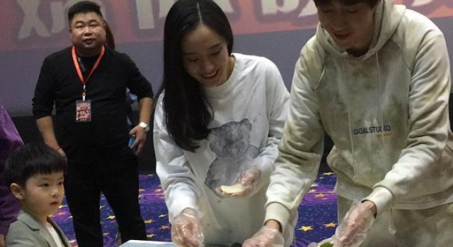 “喜剧人”常远携“浪姐”王智来郑，现场给影迷包饺子