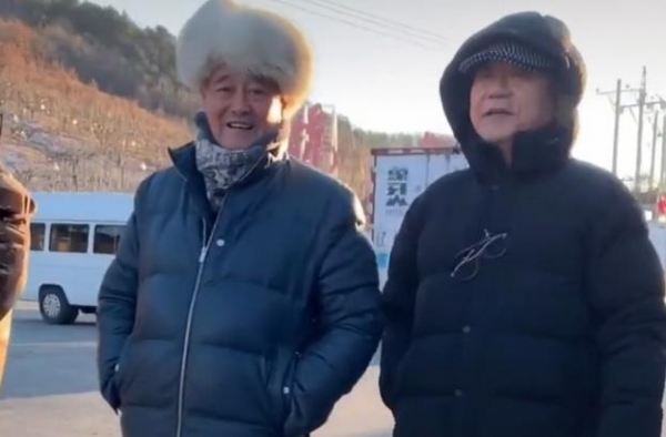 赵本山范伟同框显熟络，化解多年不和，曾因酬劳不均反目成仇？