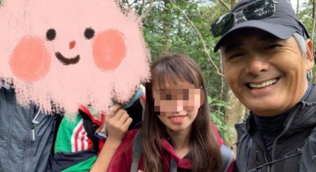 65岁周润发爬山被偶遇，主动救受伤老人，身材精瘦疑似满头白发