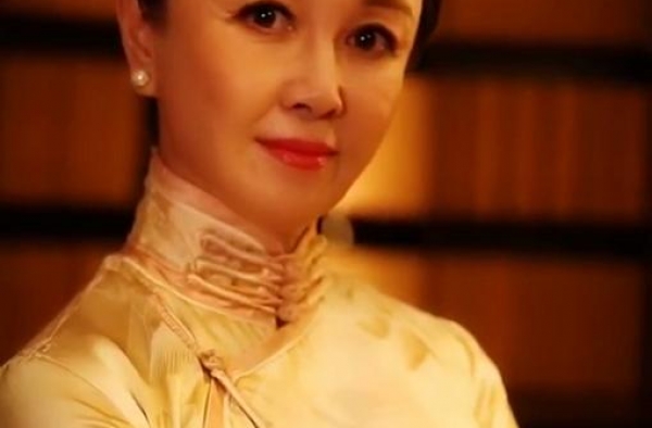 “妲己”傅艺伟晒旗袍装扮，皱纹明显老态毕现，因丑闻前途全毁