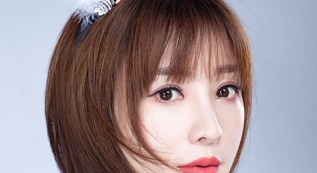 柳岩圣诞化身“麋鹿少女”短发灵动小露香肩气质绝美