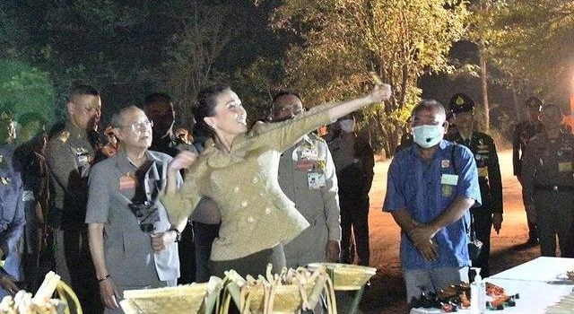 苏提达自暴自弃了？圣诞节穿裤装运动鞋独自营业，无精打采吃醋了
