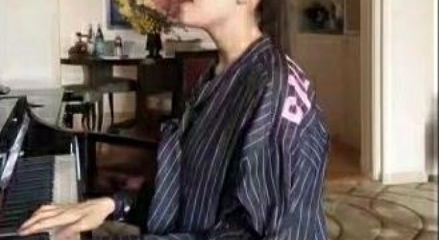 郎朗老婆怀孕8个月弹琴做胎教，完全不显孕肚，面色红润状态超好
