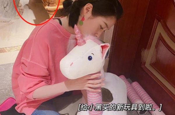 关晓彤公主豪宅意外曝光，跪地炫出一双细腿，曾给猫买3千块项链