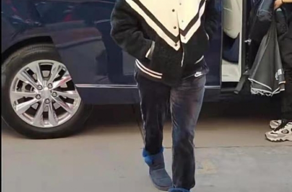 46岁王艳素颜意外曝光，一脸疲惫认不出，纯朴不像豪门媳妇