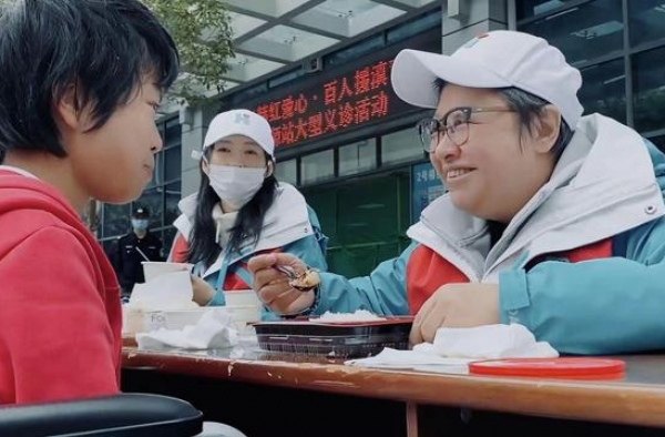 明星志愿者为爱而行，“韩红爱心百人援滇”纪录片明日凌晨播出