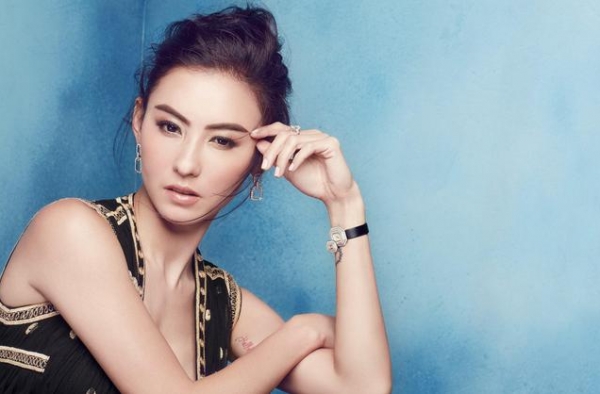 张柏芝出现舞台事故！商演现场破音甚至失声，道歉解释称没彩排过