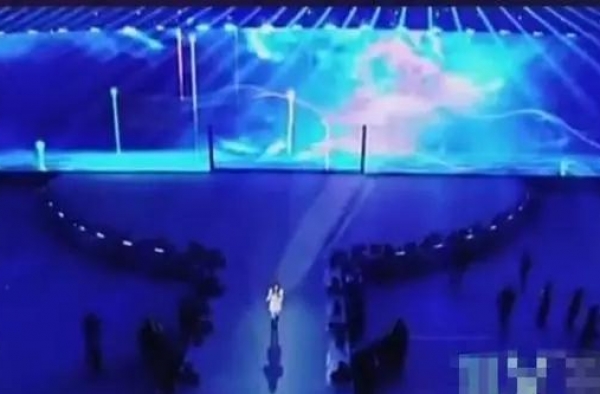 张柏芝现身商演捞金，身材发福嗓音嘶哑，表演翻车称身体不适