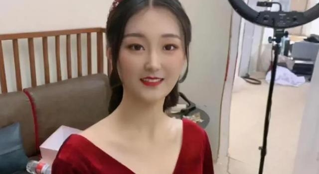 大衣哥儿媳种葱作秀又被批，手带大钻戒做美甲，动作生疏速度很慢