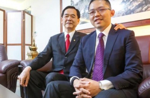 77岁知名富商上月喜迎第四春，娇妻有颜又多金，爱子却突传逝世