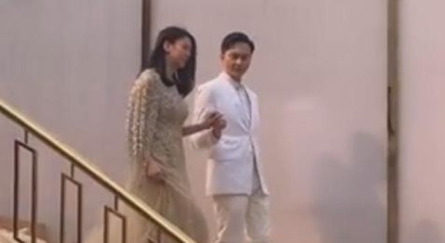 最美港姐袁咏仪中年发福，裙子太紧显腰粗，手臂粗壮十分抢镜