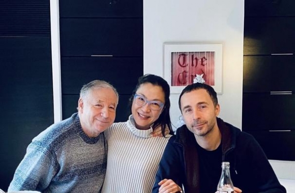 杨紫琼罕晒74岁男友，挽其儿子显亲密，恋爱16年难怀孕没结婚