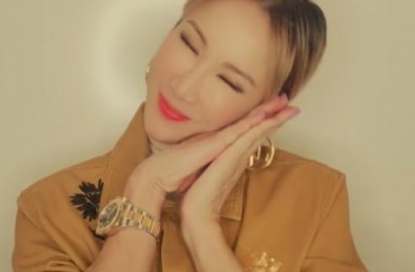 李玟穿一身奢侈品跳舞，手上名表能买一辆车，和外籍丈夫频传婚变