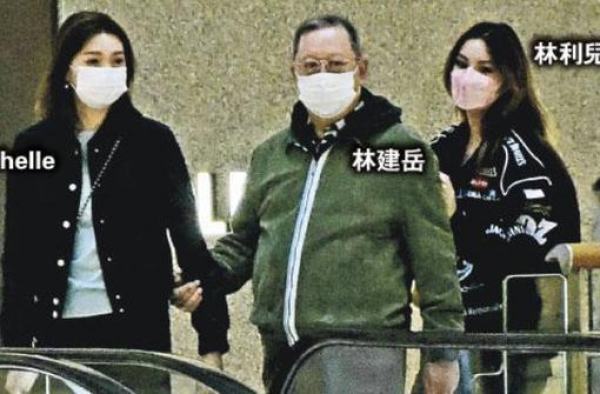 63岁林建岳携小24岁女友现身，曾获百亿遗产，私生女儿也露面