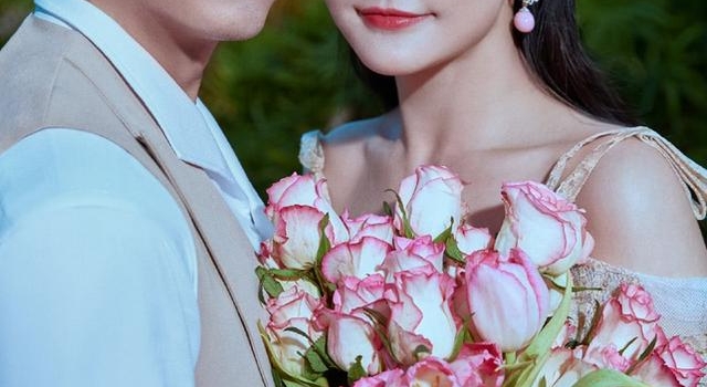邹市明机场当甩手掌柜？老婆挺肚子抱孩子，9岁邹明轩推大行李箱