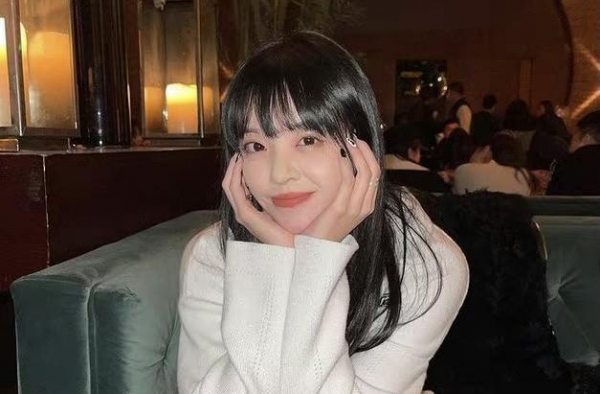 王中磊女儿王文也近照曝光，黑长直发型太显清纯，颜值变高不少