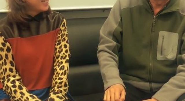 63岁冯巩与小15岁闫学晶同框，头发稀疏太显老，倒茶手都哆嗦