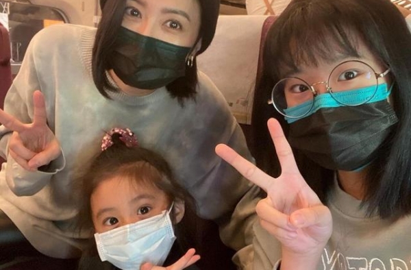 贾静雯带全家出游，大女儿长相太像前夫孙志浩，却与继父感情亲密