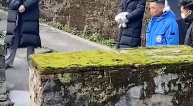 赵丽颖现身乡村拍戏，疑被居民骂到不开心，见人偷拍直接翻白眼
