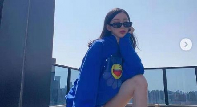 潘玮柏小14岁娇妻玩下衣失踪，穿短裤秀大长腿，两人互动太甜蜜