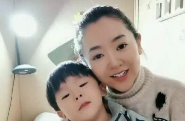 月亮姐姐罕晒儿子近照，正好留锅盖头可爱帅气，意外暴露豪宅装潢
