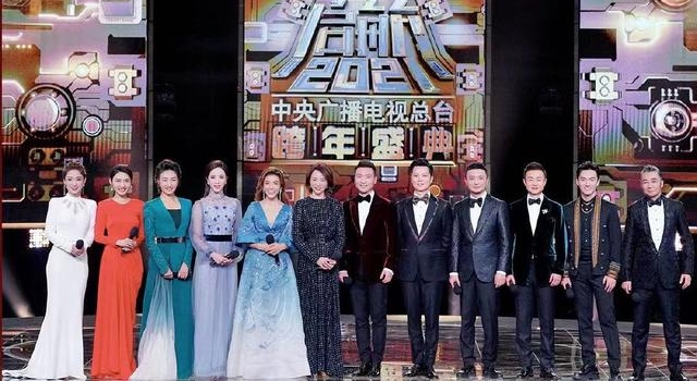 董卿回归跨年晚会！李梓萌妆容翻车，朱迅穿刺绣裙被李思思抢风头