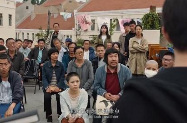 《送你一朵小红花》：生活不易，我们更该抱团取暖丨娱论