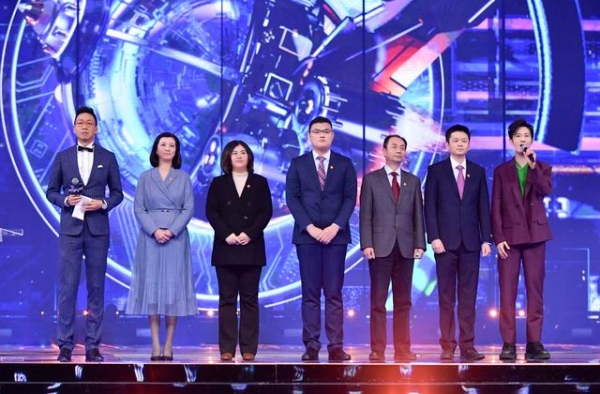 上海荧屏温暖跨年，抖音直播超1140万人参加，共祝明天会更好