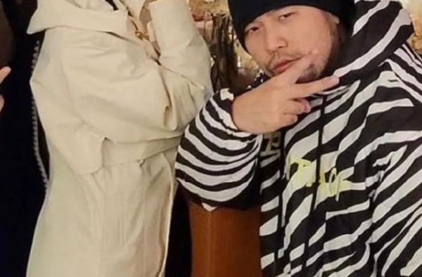 周杰伦晒合照，昆凌肚子明显凸起，P得桌子角都歪了