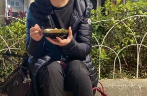 Selina素颜脸色苍白，街边吃豆花显凄凉，脚踝大露爆炸伤疤