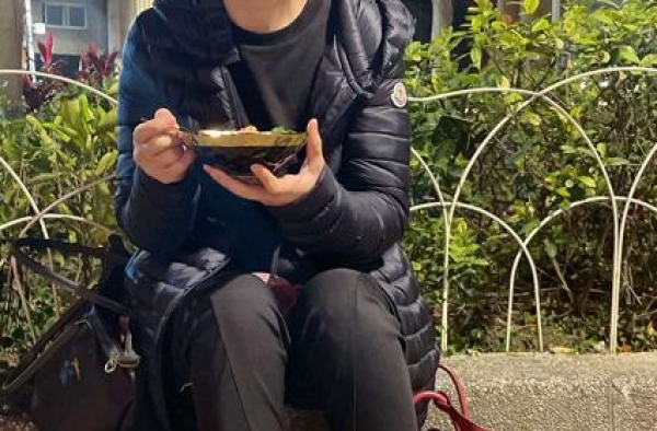 Selina素颜脸色苍白，街边吃豆花显凄凉，脚踝大露爆炸伤疤