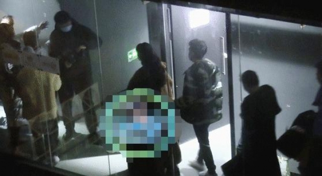 范冰冰最新路透曝光！穿黑色露肩连体裤气场强大，三层颈纹太惹眼