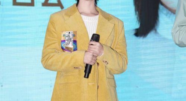 李觅尔现身都匀万达广场宣传新剧《加油呀！茉莉》