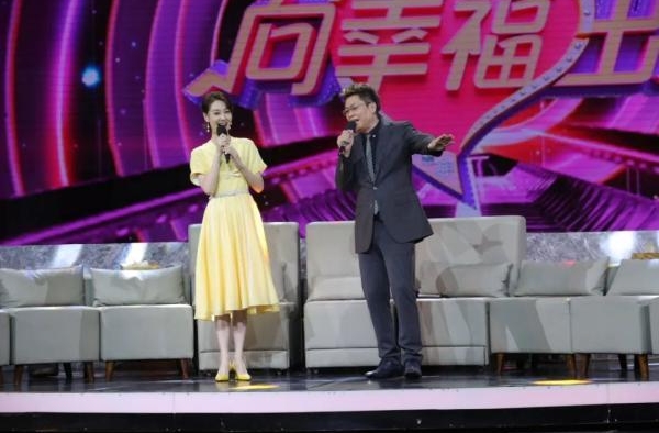 乌兰图雅与“广场舞王子”王广成热闹来袭舞台上互诉感谢
