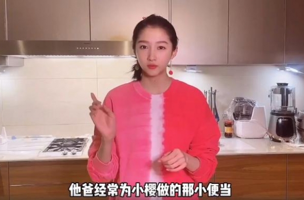 关晓彤在家做饭暴露豪宅内景，冰箱占满一整面墙，酒柜比人还要高