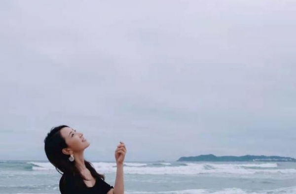 有意比较？陈赫前妻晒美照却与张子萱撞背景，小2岁却老气尽显