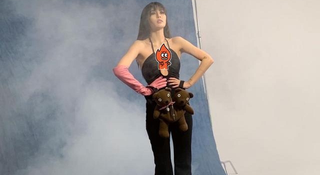 韩国女星穿吊带秀小蛮腰，故意扯下肩带露事业线，网友大呼绝美