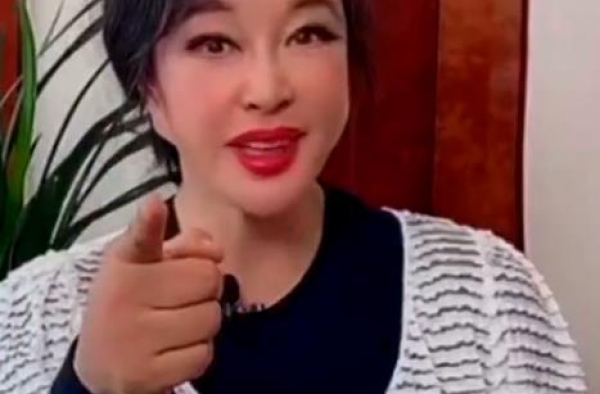 65岁刘晓庆晒浓妆，耳朵下垂变形脸部怪异，越来越奇怪