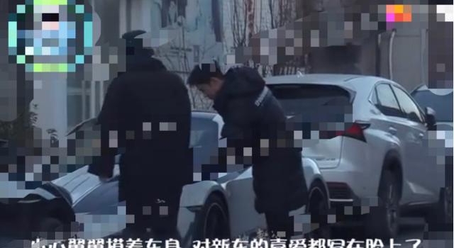 知名男星街头炫豪车，价格超两百万，28岁演戏不红也照样阔绰