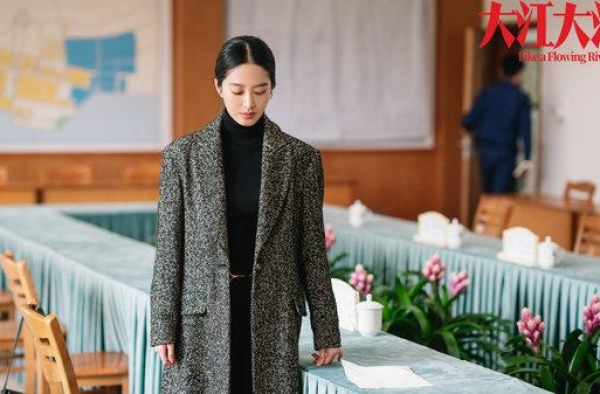 “大江大河2”杨采钰精致穿搭显知性 独立女性形象大获好评
