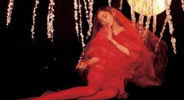 杨幂一袭红衣秀美腿，黑色紧身裙凸显小蛮腰，网友：仙女下凡