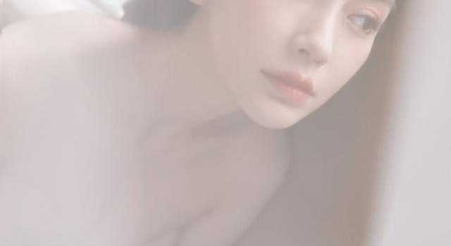 微风拂纱美人面！杨颖穿抹胸白纱身姿曼妙 倚窗托腮妩媚动人