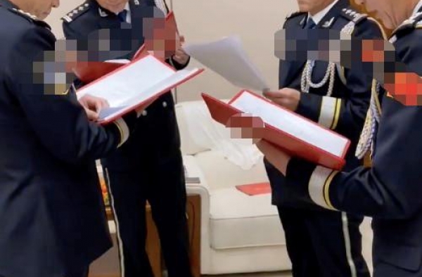 冯远征何冰一众戏骨罕同框，成龙稳站C位，陈宝国被赞最有气质